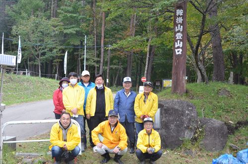 滝沢ライオンズクラブ会員10人が集まり相の沢キャンプ場で清掃活動を行った様子