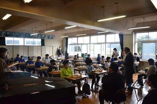 生産者の話をしっかりと聞き地産地消の大切さを学びぶ児童の皆さんの様子