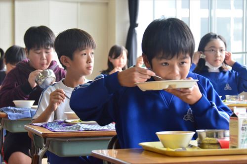 学校給食を頬張る児童たち01