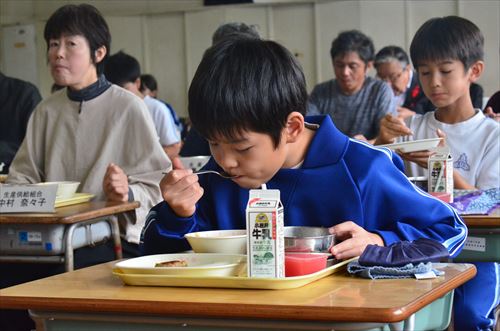 学校給食を頬張る子供や生産者の方々の様子