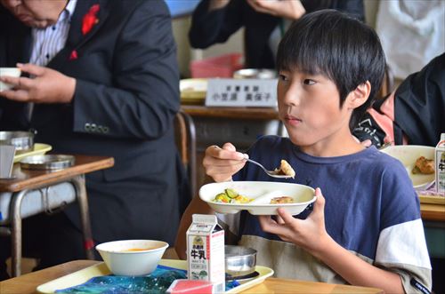 学校給食を頬張る児童たち02