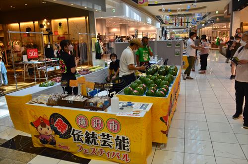 スイカなどの農産物の物販の様子