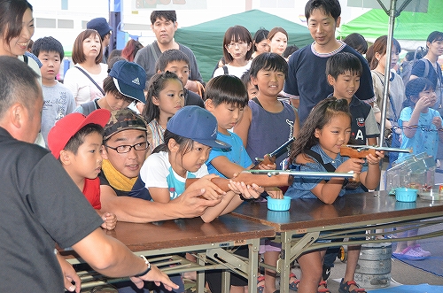 射的を遊ぶ子供たちの様子