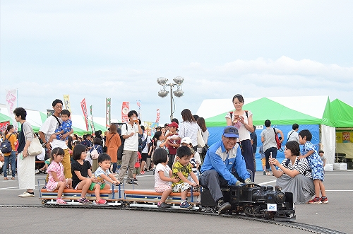 レールの上を走る小さい鉄道に乗っている子供たちの様子