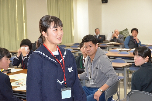 発言する女子学生の様子