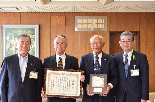 功労ボランティア団体の表彰を受けた滝沢市防犯交通安全協会連合会（切金一夫会長、徳田和行防犯部長）が、主濱市長へ受賞を報告1