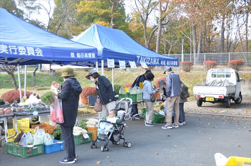 新鮮な野菜の販売が行われる