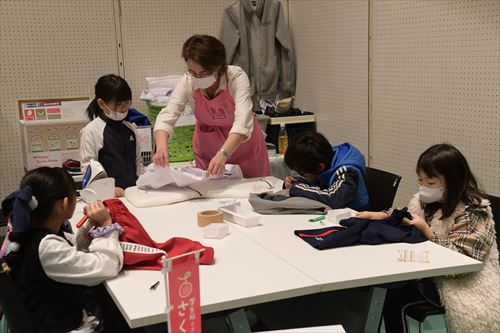 制服販売店の職業体験の様子