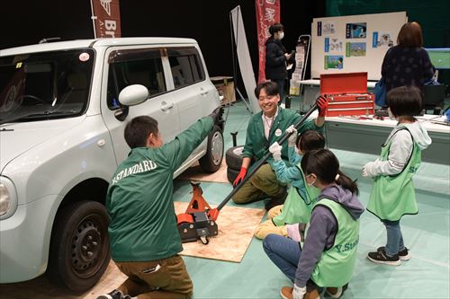 自動車整備士の職業体験の様子