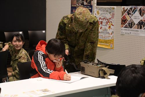 自衛官の職業体験の様子