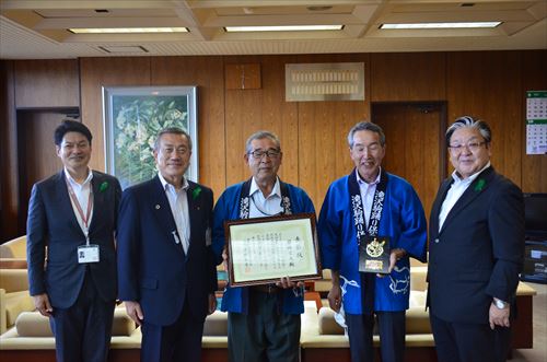 岩崎文夫さん、堀江徹さんが主濱市長、熊谷教育長を表敬訪問しました。