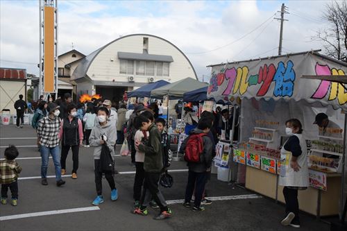 フルーツ飴屋台前の様子