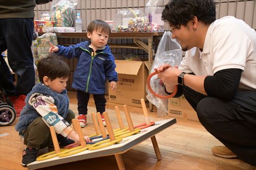 幼児が輪投げをする様子