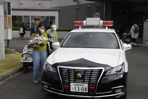 警察車両乗車体験の様子