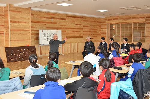 阿部昭三郎さんがルワンダについての説明を行う様子