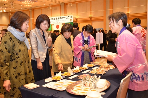 会場での試食の様子1