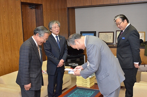 滝沢ライオンズクラブが図書カードと郷土史を寄贈