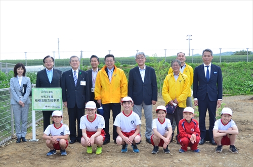 滝沢ライオンズクラブ、中央小学校児童会、関係者の皆さんで記念撮影