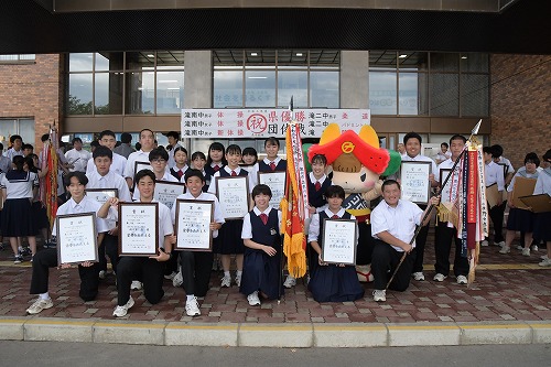 体育大会で活躍した中学生の皆さんが、市役所で結果報告に訪れた様子2