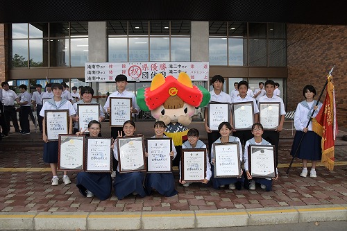 体育大会で活躍した中学生の皆さんが、市役所で結果報告に訪れた様子3