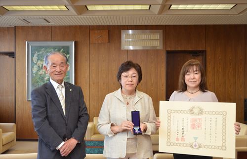 佐々木典子さんが瑞宝単光章を受章し、市長室で伝達式が実施されました。2