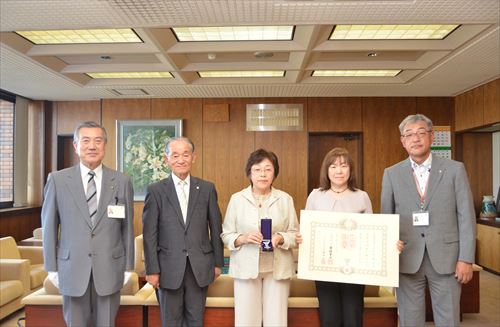 佐々木典子さんが瑞宝単光章を受章し、市長室で伝達式が実施されました。1