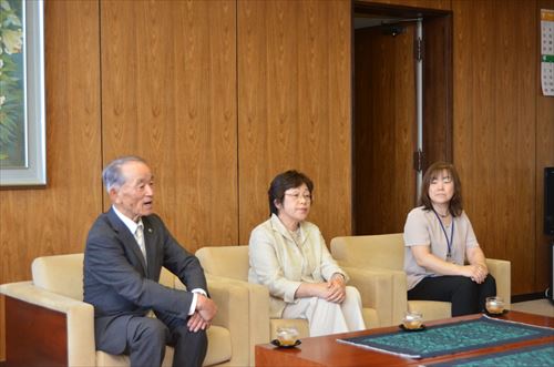 佐々木典子さんが瑞宝単光章を受章し、市長室で伝達式が実施されました。3