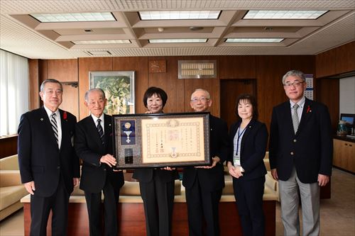 元鵜飼保育園園長の齊藤栄子さんが瑞宝単光章を受章し、主濱市長へ表敬訪問しました。