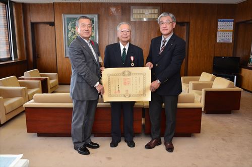 川原清さんが旭日双光章受賞を報告する様子1