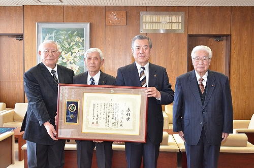 緑十字金章の受章を主濱市長に報告の様子1