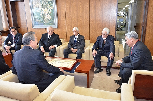 緑十字金章の受章を主濱市長に報告の様子2