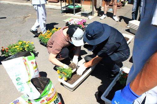 植栽活動に取り組む様子1