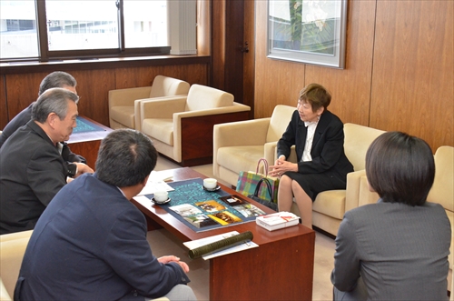 斉藤綏子さんが大内賞の受賞を主濱市長へ報告しました。