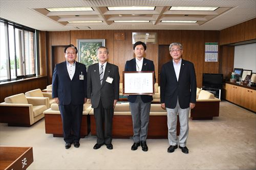 道路区画線が寄付されたことによる感謝状贈呈式1