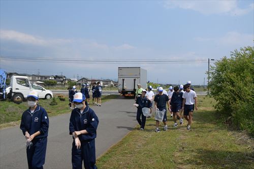 滝沢南中学校3年生が市内のチャグチャグ馬コ行進路でごみ拾いをする様子2