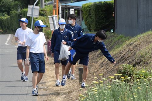 滝沢南中学校3年生が市内のチャグチャグ馬コ行進路でごみ拾いをする様子1