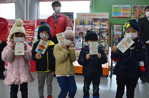 園児が年賀状を手に笑顔