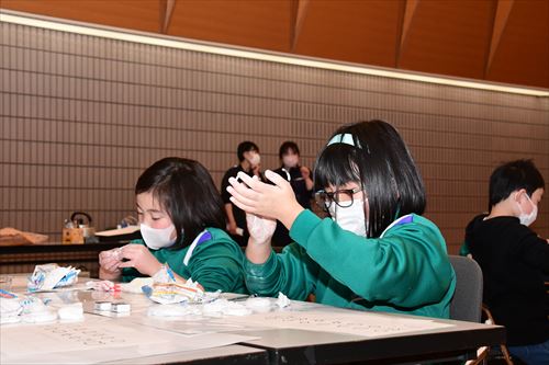 粘土で野菜を作る様子5