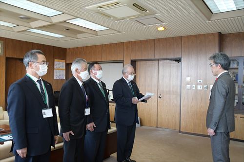 市農業委員会が農業施策に対する要望書を市長に提出する様子2