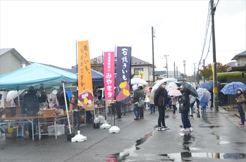 鷹巣子市の様子