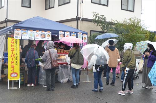 鷹巣子市の様子