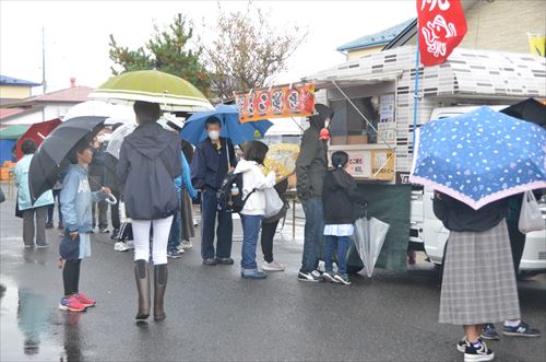 鷹巣子市の様子