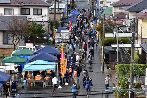 鷹巣子市の様子