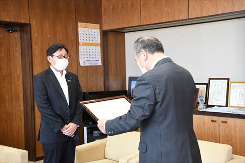 明治安田生命保険相互会社盛岡支社から市への寄付の様子