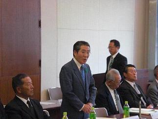 挨拶する瀬川連合会長