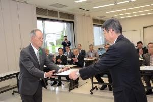 表彰される大沢自治会前会長 齋藤勝治氏