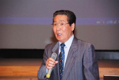 （写真＝北斗市町会連合会の皆さんにあいさつする瀬川会長）