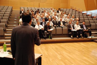 （写真＝北斗市町会連合会の皆さんにあいさつする瀬川会長）