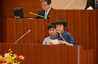 発言する犬飼裕太さん、齊藤優斗さん