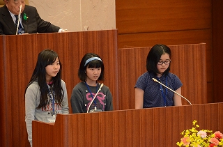 発言する山崎さくらさん、岩舘優李さん、芳本紗さん